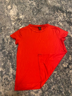 Röd T-shirt  - En röd T-shirt ifrån Lindex med lite blusigare material
