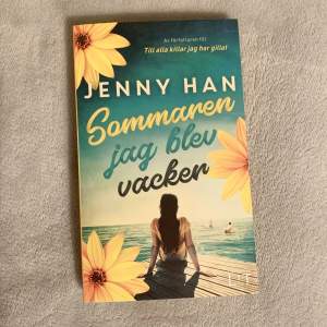 Sommaren jag blev vacker av Jenny Han. Första boken i Sommaren jag blev vacker serien. På svenska och ser ut som ny.
