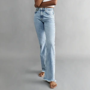 Gina Tricot jeans - Köpte dessa av en person här på plick som sa det var zara jeans… vilket det inte var, därav säljer jag de vidare till någon som verkligen vill ha dem🙏🏼 De är jättesnygga och sitter snyggt, bra längd på mig som är ca 163❤️‍🔥❤️‍🔥nypris 500kr, aldrig använda av mig