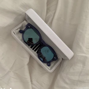 Chimi eyewear blå 03 - Säljer dessa chimis då jag inte använder dom längre, använda ca en sommar Max. Inga skador. Låda tillkommer. Färgen blå och är 03. Glaset är ett blått spegelglas. Köpta för 1200kr o finns ej o köpa längre