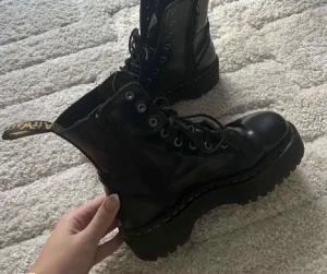 Dr martens  - Säljer mina dr martens som knappt är använda så de är i nytt skick! Köptes för 2400kr och säljer för 1200kr då jag vill bli av med dem! Skorna är i storlek 39 och de passar mig som vanligtvis är en 39. Hör av er vid frågor❤️