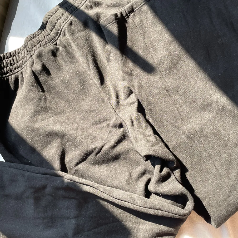 Snygga och mysiga lite baggy sweatpants/mjukisbyxor med resårband i midjan. Aldrig använda🖤. Jeans & Byxor.