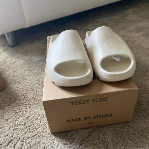 Helt nya oanvända yeezy slides. Perfekta till sommaren, har ni frågor så hör av er.