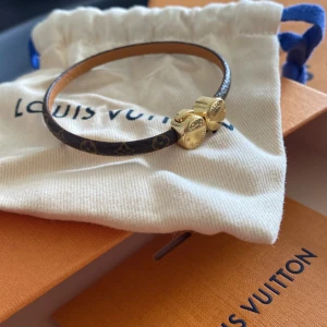 Louis Vuitton armband  - Säljer mitt LV armband köpt på Strøget i Köpenhamn sommaren 2022, använd ett fåtal gånger då jag ej är en guldtjej. Allt på bilden medföljer inkl kvitto. Äkta - nypris: 2550kr, möts ENBART upp pga dyr vara. 🫶🏼