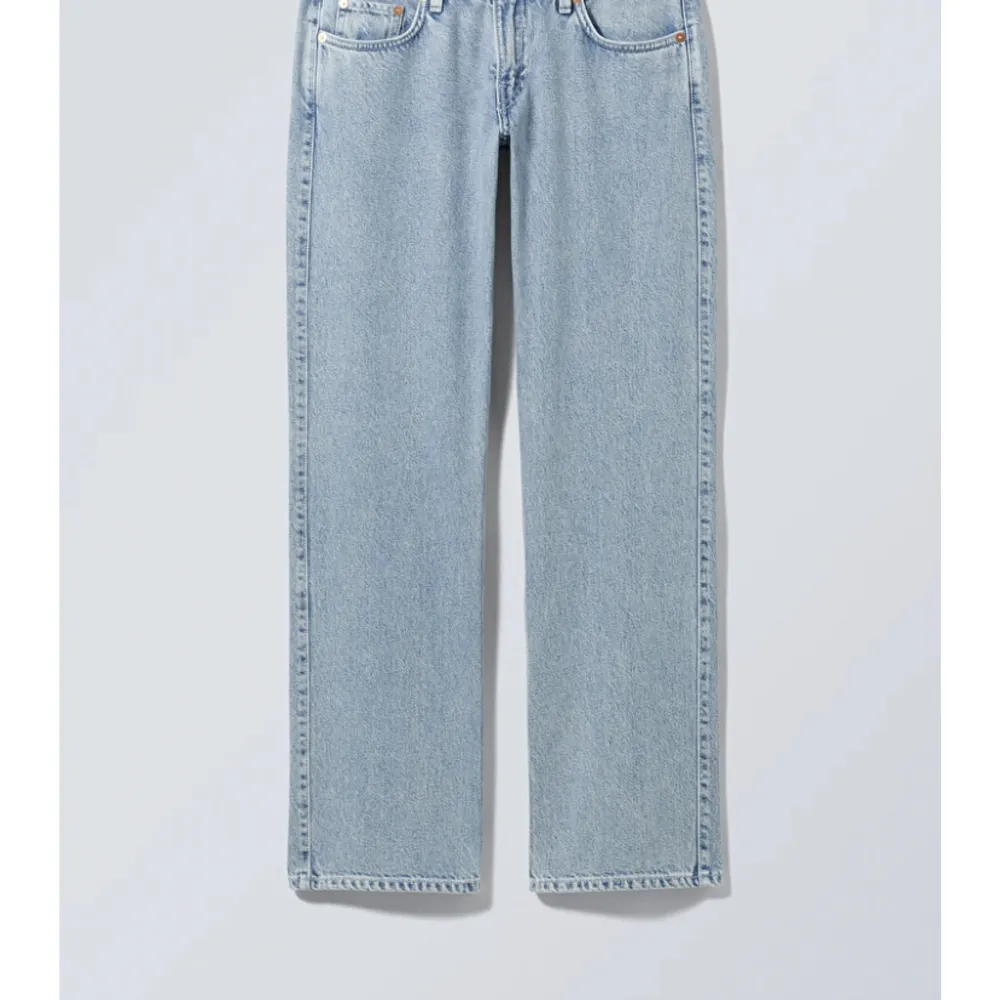 skit snygga låg midjade jeans från weekday i färgen summer blue💕privat för fler bilder. Jeans & Byxor.