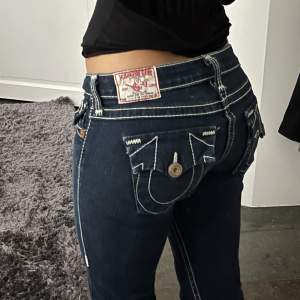 Suuuper fina True Religion Jeans! De har använts några enstaka gånger och är i ett superfint skick, som nya.  