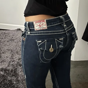 True Religion Jeans Lågmidjade  - Suuuper fina True Religion Jeans! De har använts några enstaka gånger och är i ett superfint skick, som nya.  