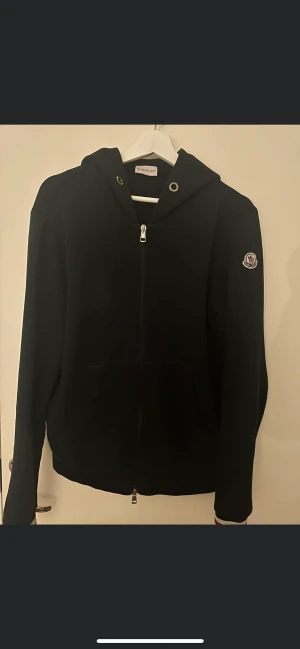 Moncler zip hoddie  - Cond 7/10 använd tappat lite färg men fortfarande liv i den. Storlek-L Lite för stor så därför jag säljer! Nypris runt 5,5 lax