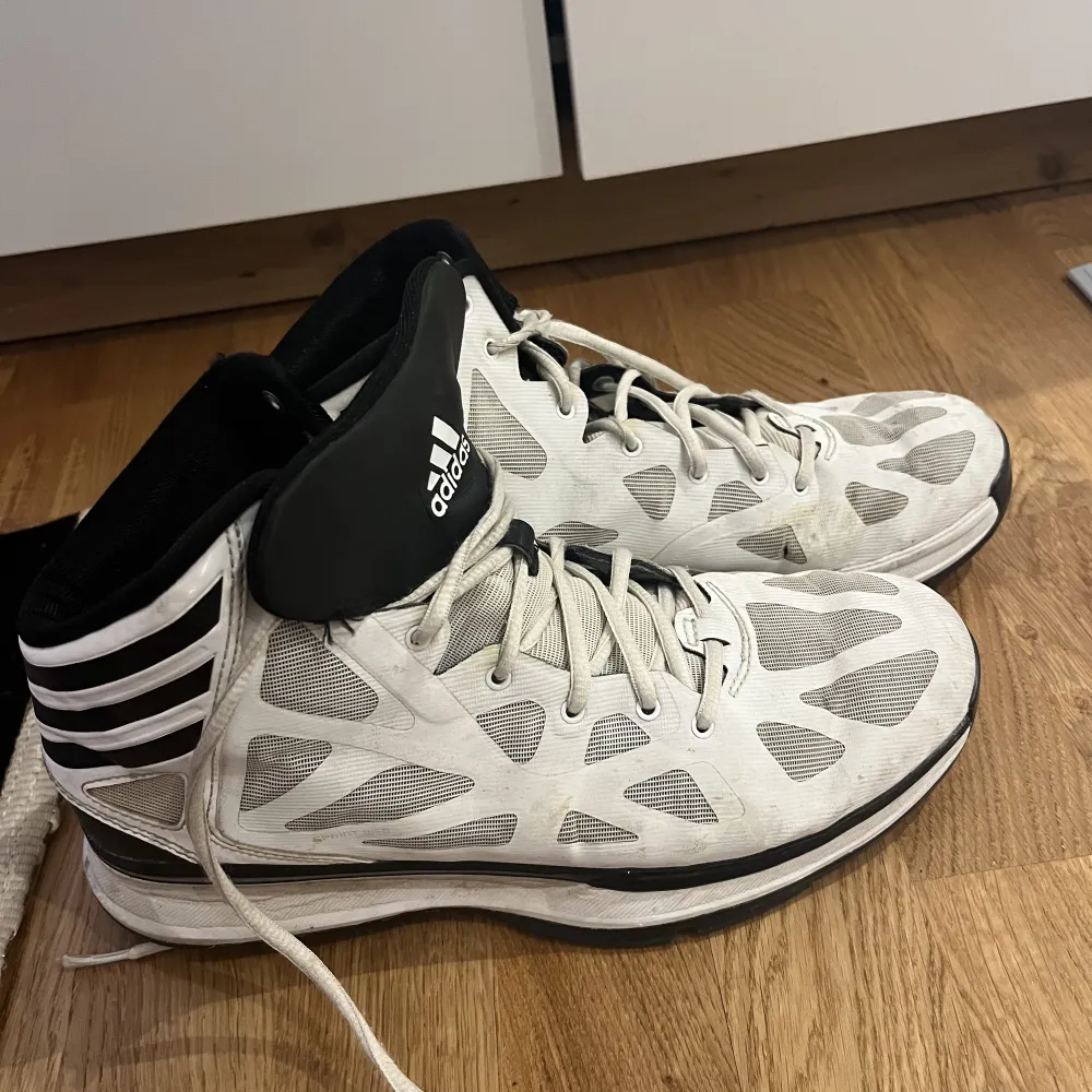 Adidas skor i använt skick . Skor.