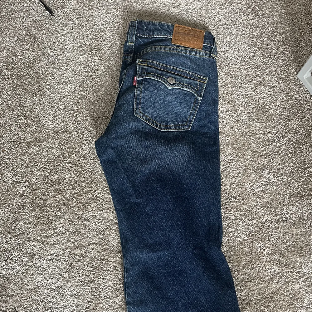 Jeans från Levis med fickor bak. Storlek 28 men skulle säga att de passar mer 26/27 alltså Xs-S. Jeans & Byxor.