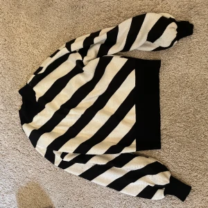 Stickad tröja  - Cool stickad tröja🖤🤍