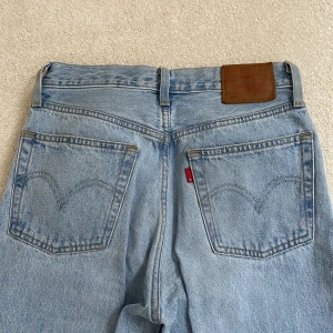 Jeans från Levis 501 - Använt 1 gång  Modellen är raka i benen 