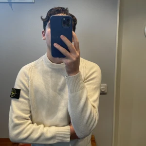 Stone island  - En vit stone island tröja i storlek S, stickad. Skick 8/10 på grund av två små fettfläckar på baksidan.