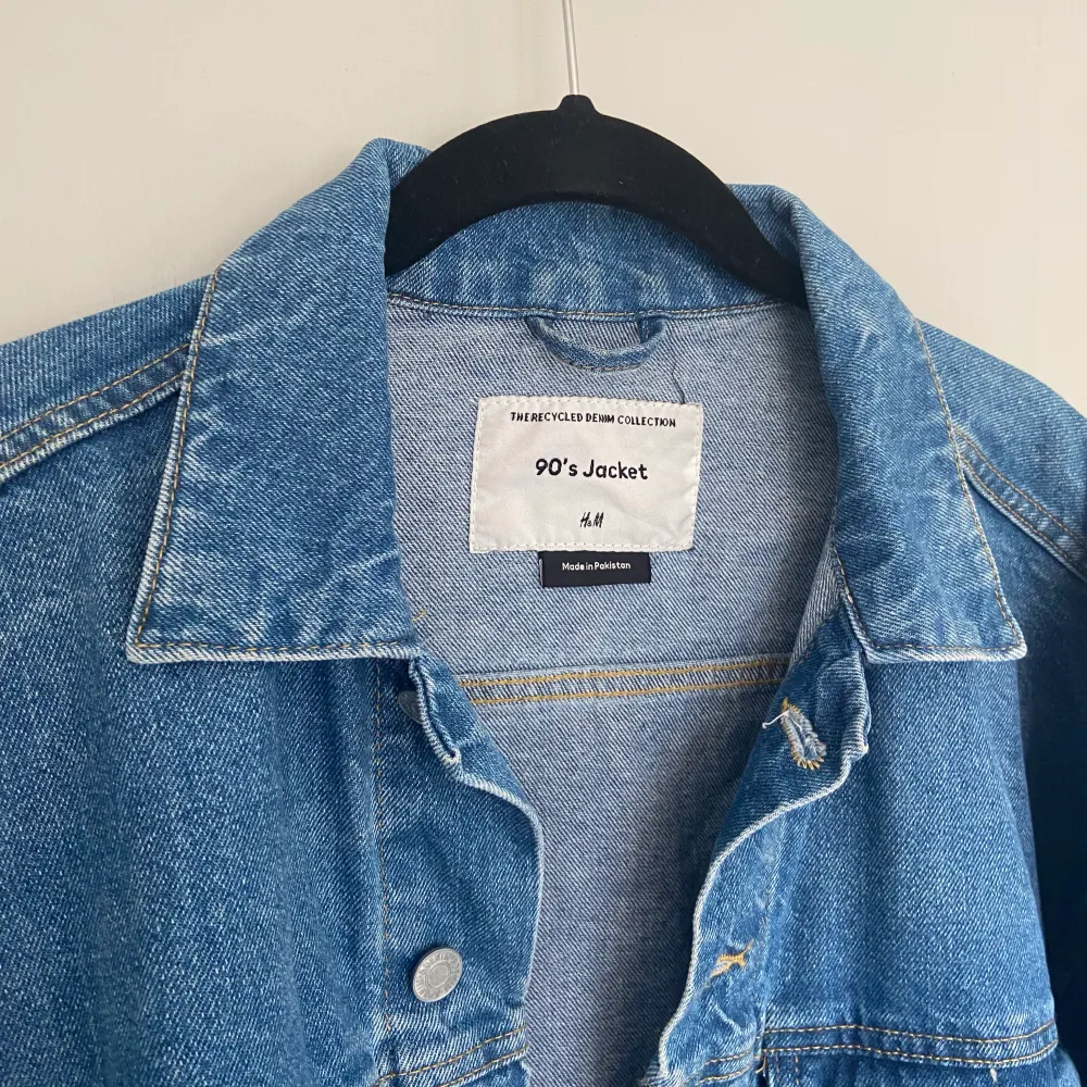 Jeans jacka från hm som är sparsamt använd och ser helt ny ut. Den är från hm och ny priset är: 399kr Köptes förra våren❤️ Köpare står för frakt. Jackor.