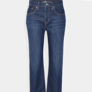 Levis low pro straight leg - Jeans från Levis som är i nyskick. Långa i benen, jag är 170 o de är nästan för långa. Skriv för fler bilder eller frågor! Nypris 1000kr