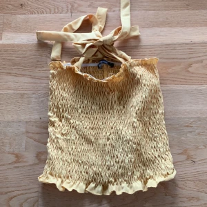 Gul top  - Gul top från Gina Tricot i strl M. Aldrig använd. 