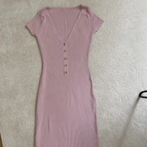 Rosa klänning  - Ribbad klänning 