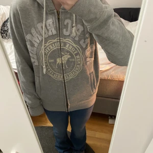 Abercrombie & fitch hoodie - Snygg abercrombie & fitch hoodi. Säljer eftersom jag inte använder den💕