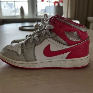 Air Jordan 1 mid GS-metallic platinum-dynamic pink  - Säljer mina gamla jordans, priset beror både på skicket och att de är för små. Råsa skosnören ingår. Priset kan diskuteras (köparen står för frakt) (Passar även för storlek 37)