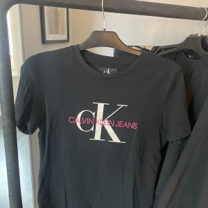 Calvin Klein T-shirt - Super fin tröja i ett bra skick. Använd ett par gånger men säljer pågrund av att den inte kommer till användning. Storlek 14 skulle säga att det är S
