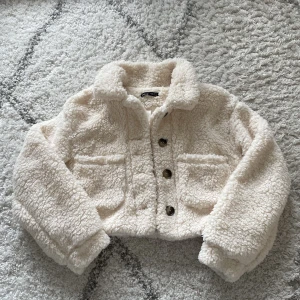 Teddyjacka - Säljer denna jättesöta teddyjacka då den aldrig använts. Kontakta gärna om du har nån fråga💕