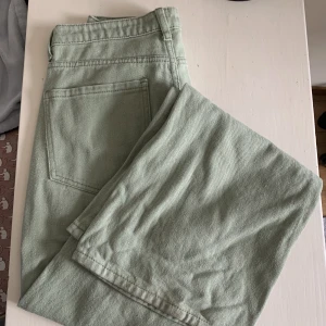 Jeans - Ljusgröna jeans från shein, men bra material! Har hål vid knäna och ett lite ovanför på vänster ben. Är inte helt högmidjade utan nått mitt emellan. Lagom använda, växte ur de🥲