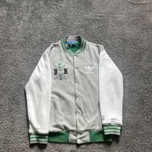 addidas varsity jacka  - Säljer nu min sällsynta addidas varsity jacka. Den är i nyskick, cond 9,5. 
