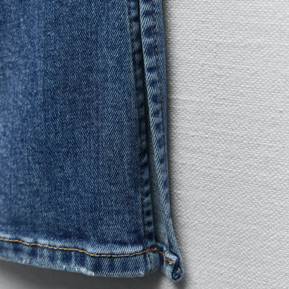 Säljer mina väldigt fina jeans från Zara, dem har hög midja, slitningar och slits i benslutet. Väldigt snygga och bra kvalité❣️köpta för 359kr säljer nu för 150kr . Jeans & Byxor.