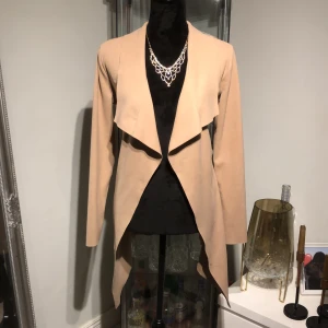 Kappa  - Köpt för 300 men minns inte var jätte fint skick inget fel på den förutom en liten bläck fläck på armen använd några gånger men har så många så används knappt längre storlek XS men passar även S verkligen så så fin😍