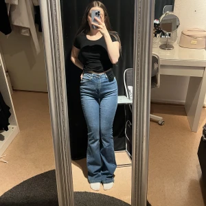 Bootcut jeans - Snygga bootcut jeans från boohoo