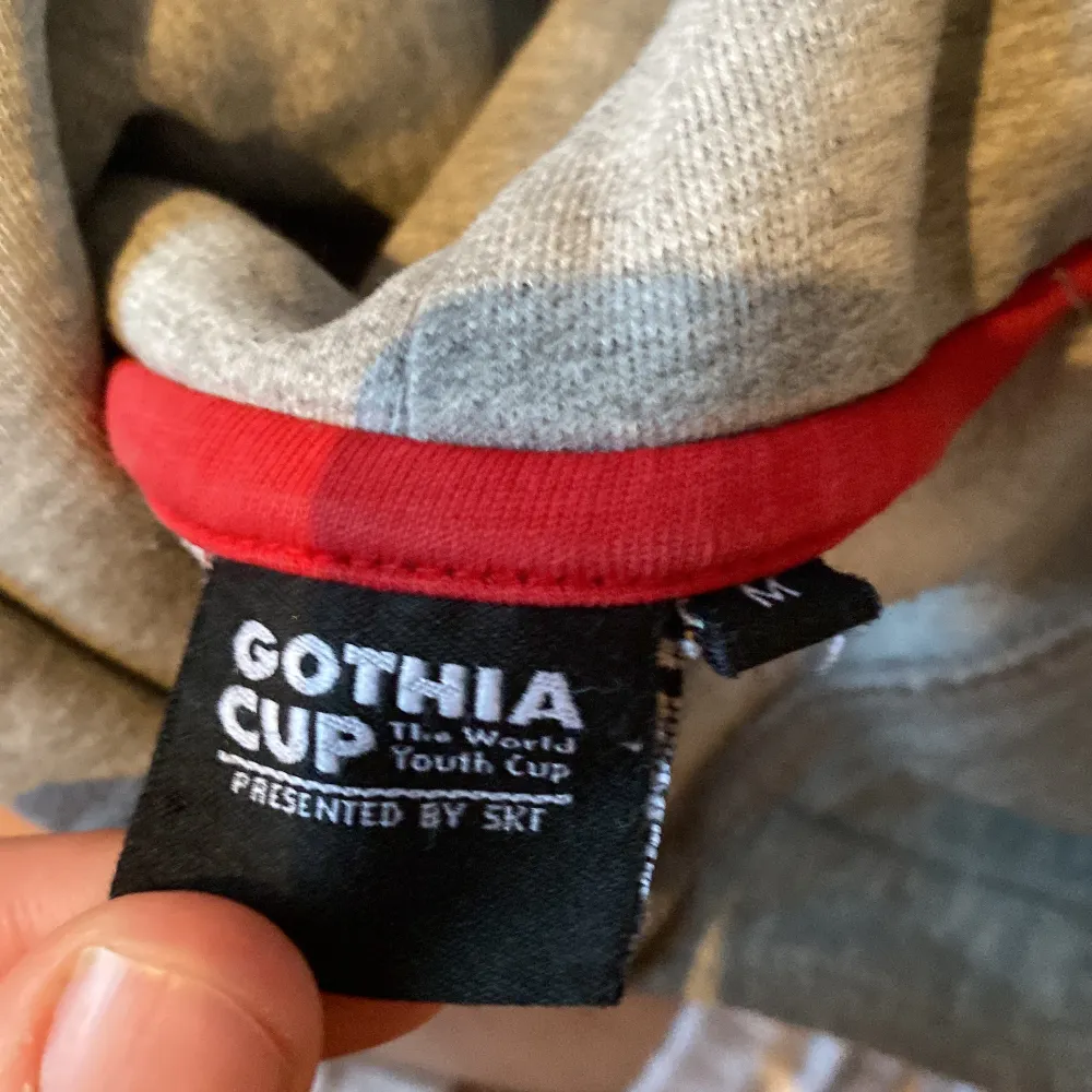 Säljer Gothia Cup hoodie. Fick den på Gothia Cup men nu är den för liten. I bra skick 7/10. Meddela mig om priset 😃. Hoodies.
