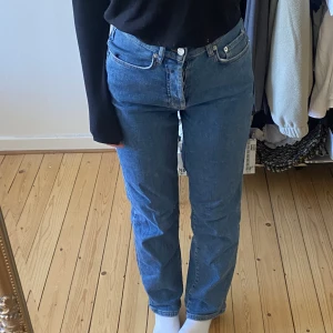 Jeans  - Raka jeans från NA-KD, högmidjade och stretchiga i materialet 