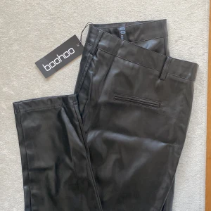 Byxor i PU-läder - NWT. Aldrig använda då de var för stora på mig! Från Boohoo.