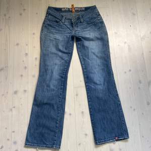 Lågmidjade bootcut/straight jeans från Esprit. Lite slitna längst ner, annars bra skick.