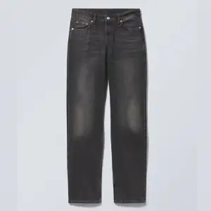 Lågmidjade Jeans från Weekday i modellen Arrow i färgen Noir Black. Inga defekter utan säljer för att dem blivit för stora. Nypris 500kr. Storlek 32/34, långa byxor som går över skorna då längden passar mig som är 176 cm. Köparen står för frakten🫶🏼