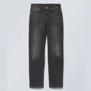 Arrow Lågmidjade Jeans - Lågmidjade Jeans från Weekday i modellen Arrow i färgen Noir Black. Inga defekter utan säljer för att dem blivit för stora. Nypris 500kr. Storlek 32/34, långa byxor som går över skorna då längden passar mig som är 176 cm. Köparen står för frakten🫶🏼