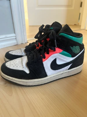 Jordans - Säljer dessa Jordan 1, köpta från en kompis för ungefär ett år sedan. Dom är använda sparsamt. Dom är såklart äkta också. Ny pris 2 500 kr