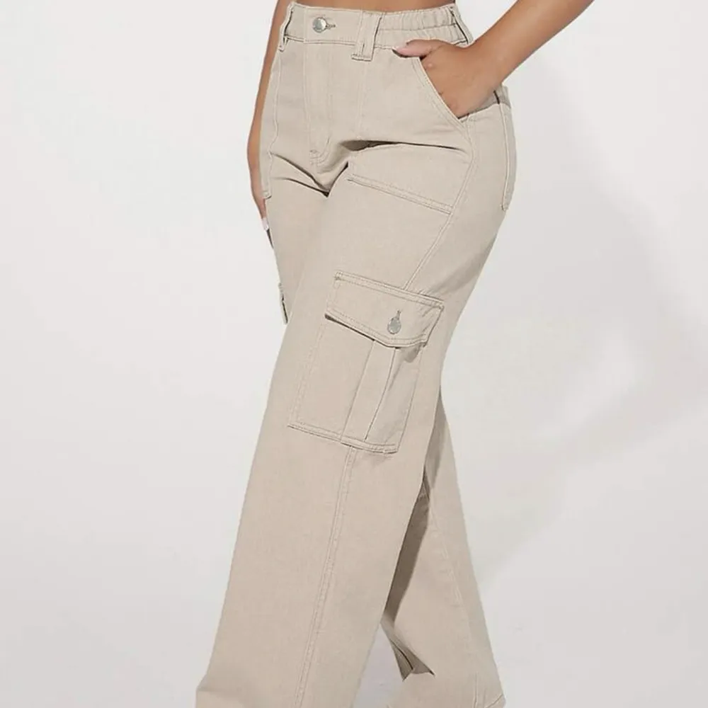Jätte fina byxor använd bara en gång men helt nya annars för endast 170kr😍. Jeans & Byxor.