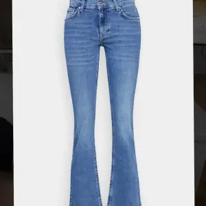 Säljer mina blåa midwaist bootcut jeans ifrån Gina tricot, nypris 599! Använda några gånger men byxorna har inga defekter! (Frakt ingår ej, skriv för fler bilder)💗