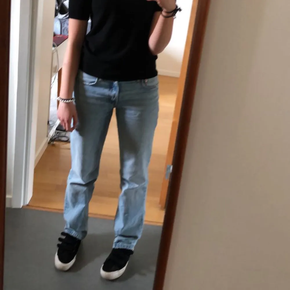 zaras superfina straight jeans som inte säljs längre, superfint skick och inga defekter. kom privat för fler bilder. 200kr inkl spårbar frakt 💓💓. Jeans & Byxor.