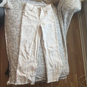  vita jeans - Regular wide vita jeans Kan inte läsa vilket märke med ”Never Deni-”