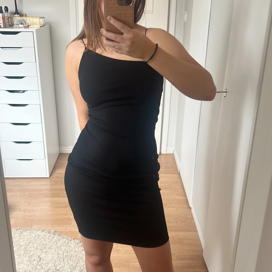 Svart tajt klänning