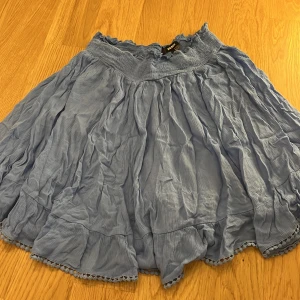 Kjol - Blå kjol som är för stor för mig därav att den inte kommer till användning för mig längre. 