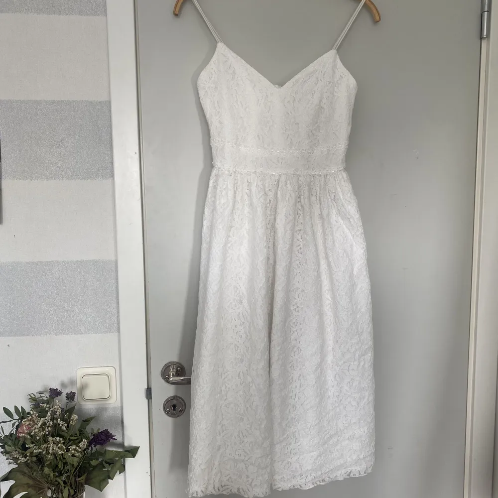 Jättesöt vit sommarklänning med spets✨ Säljer eftersom den är för liten för mig, klänningen är i storlek 34. Säljer för 150kr + frakt, skriv för fler bilder 🥰. Klänningar.