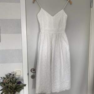 Jättesöt vit sommarklänning med spets✨ Säljer eftersom den är för liten för mig, klänningen är i storlek 34. Säljer för 150kr + frakt, skriv för fler bilder 🥰