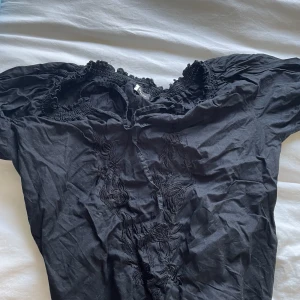 Blus med snöre  - Jättefin blus. Aldrig använt 