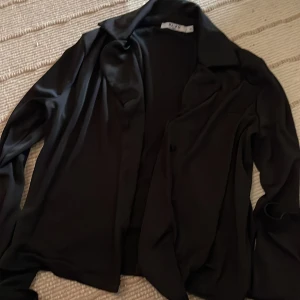 Svart blus - Svart blus med lite tjockare tyg, känns som mesh Använd fåtal gånger så mycket bra skick Säljer på grund av liten storlek Är XL men känns som M Säljer för 120kr