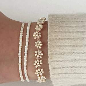 Superfint Blom armband i beige/guld.  Elastiskt med guldigt lås & kedja.⭐️  Finns att beställa likadant här på meddelanden eller i flera olika färger och mönster på instagram A.N Smycken🤍  60kr (med lås & kedja) 45kr utan lås och kedja. 🌸 + frakt 