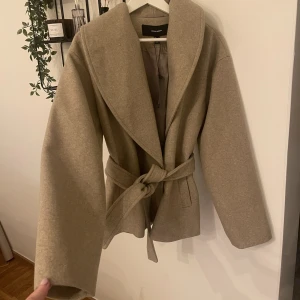 Kappa från veromoda - Lite ljusare i färgen i verkligheten. Säljer då den knappt används. Storlek S 