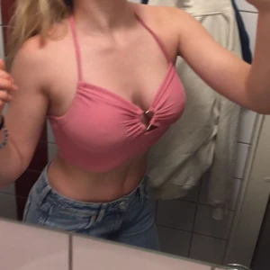 Söt topp - Säljer denna jättesöta tröja då den blivit för liten för mig. Storlek S och det är knyt band runt nacken så de går att justera. Använd ett få par gånger.